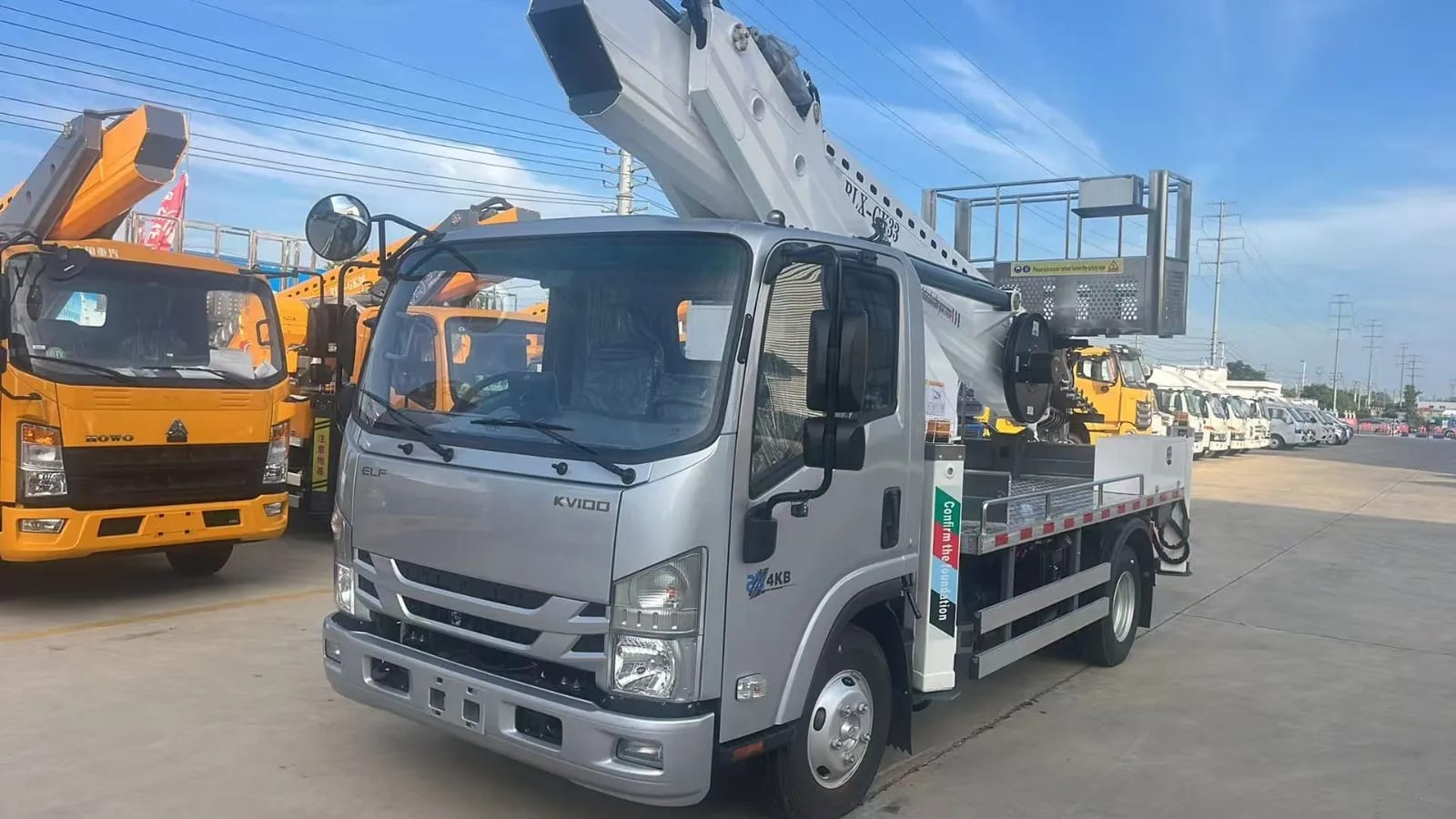 Isuzu KV100 Автовышка, Серый Белый (2026) — фотография 1