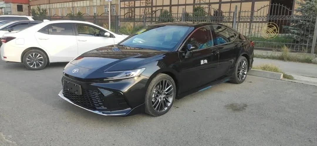 Toyota Camry, Черный (2026) — фотография 1